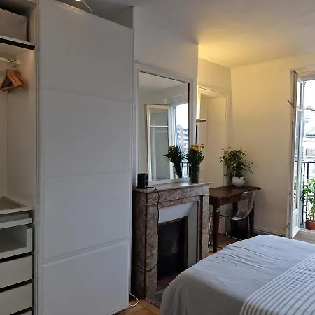 Apartment Charmant Parisien Paris